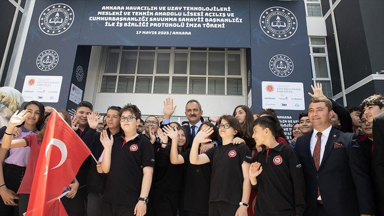 Türkiye'nin ilk uzay ve havacılık teknolojileri meslek lisesine Özdemir Bayraktar'ın adı verilecek