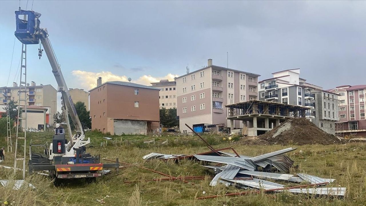 Ardahan'da fırtına nedeniyle çatılar uçtu, araçlarda hasar meydana geldi