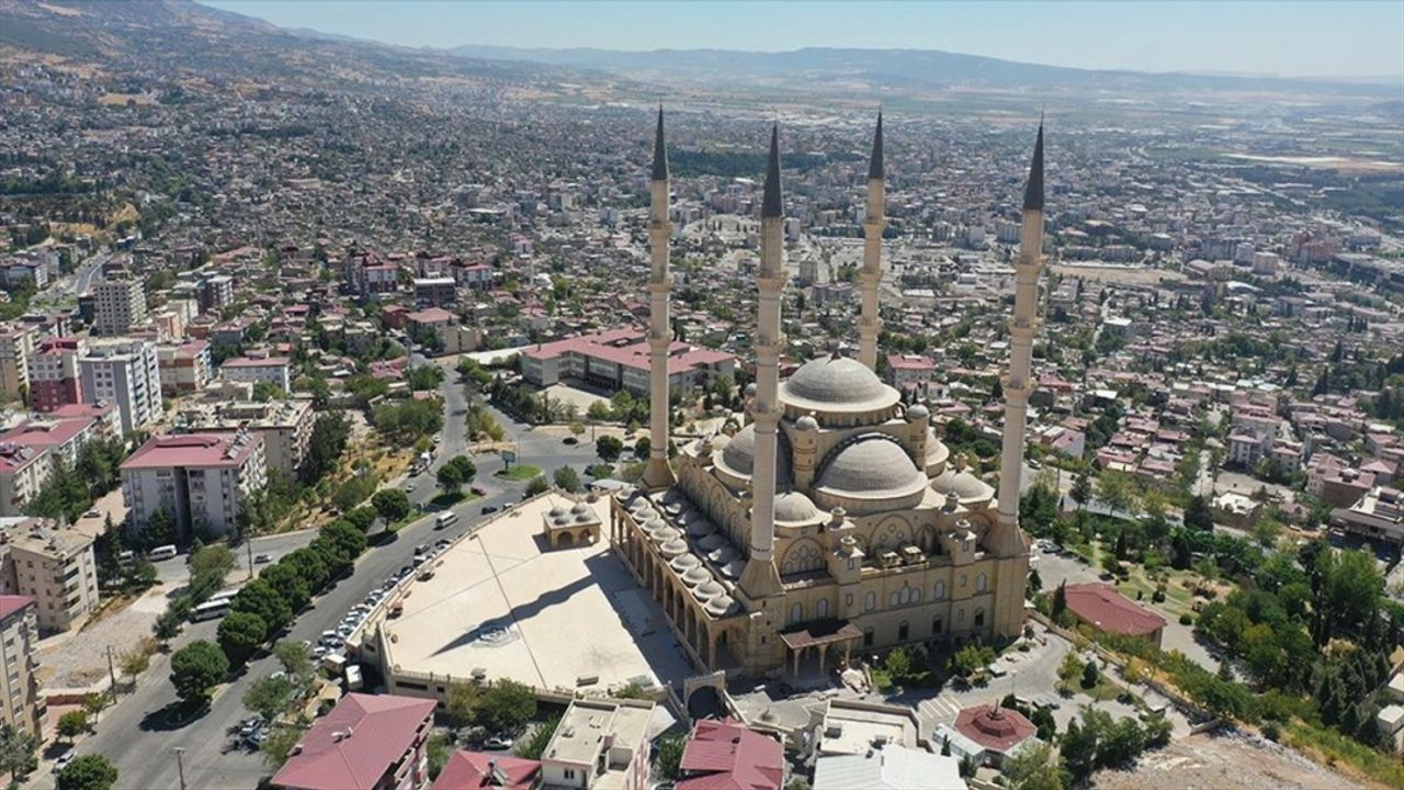 Depremde hasar gören Abdülhamit Han Camisi'ndeki onarım büyük oranda tamamlandı