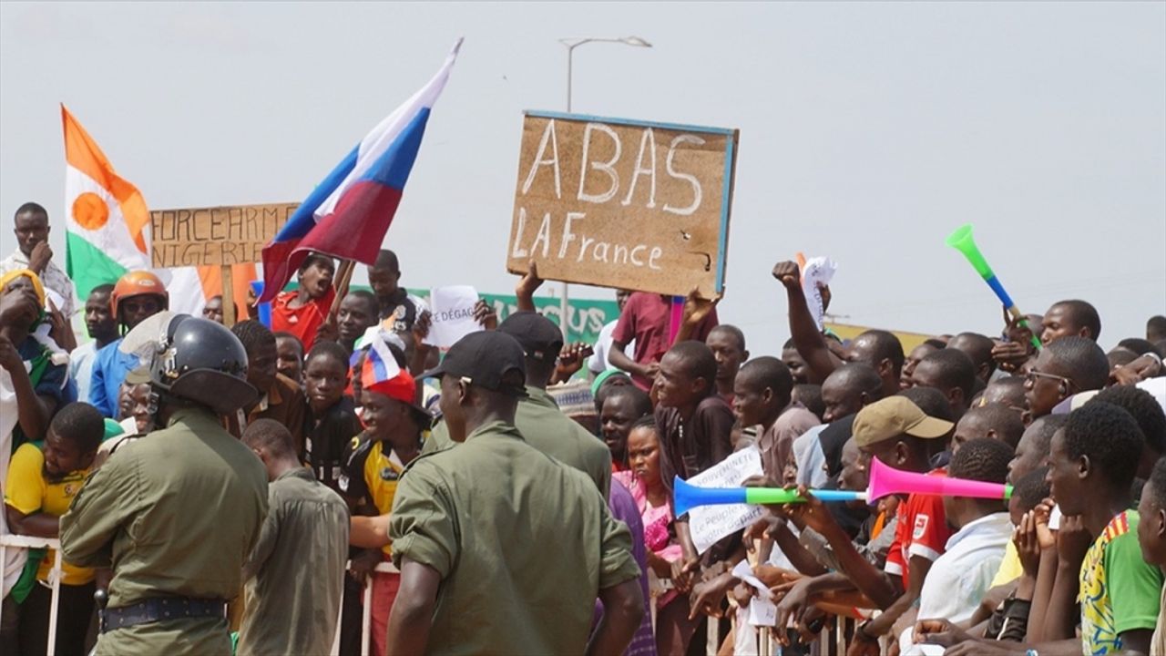 Fransa'nın Nijer'deki Büyükelçisinin durumu uluslararası hukuk hükümlerini gündeme getirdi