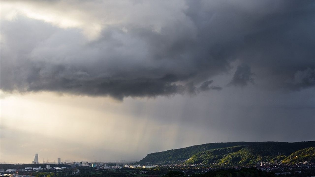 İsviçre'nin güneyinde etkili olan şiddetli yağışlar toprak kayması riski oluşturuyor