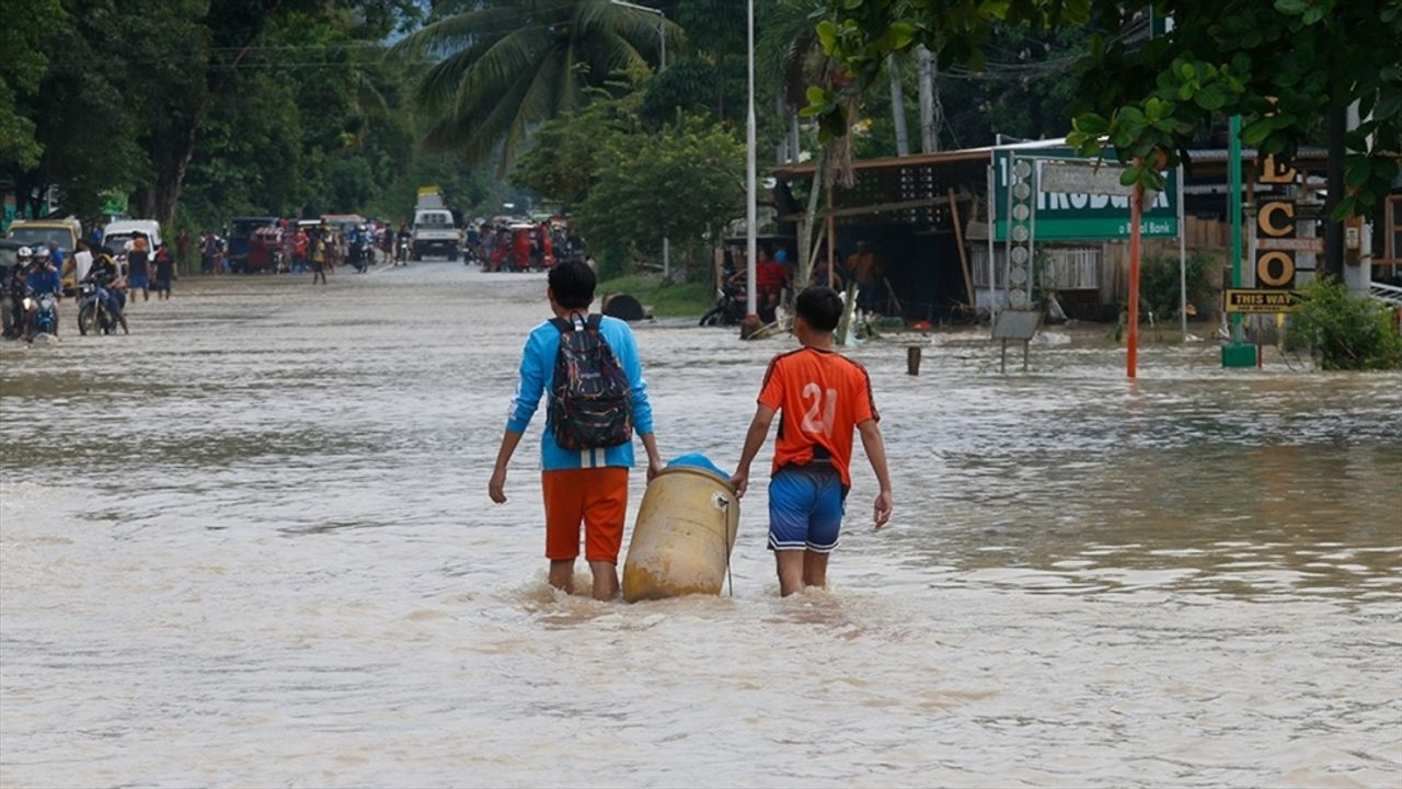 Saola Tayfunu, Filipinler'in kuzeyinde şiddetli yağışlara yol açtı