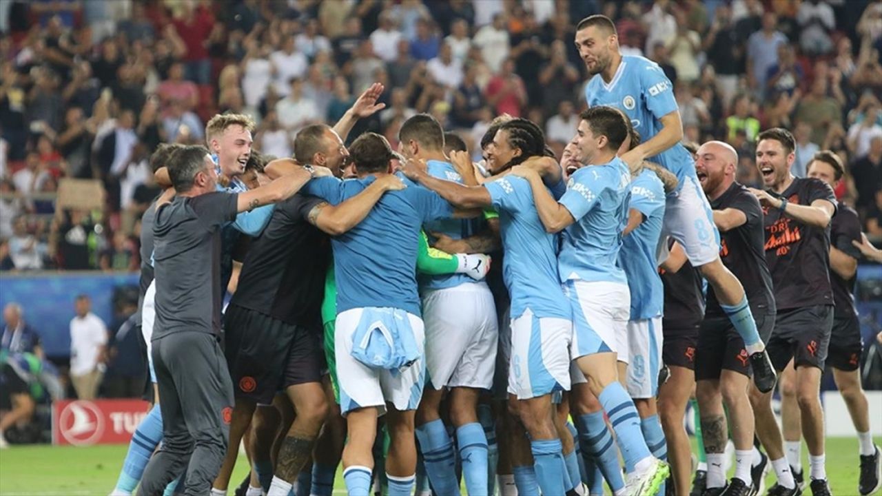 Son 3 yılın Premier Lig şampiyonu Manchester City, liderlik koltuğuna oturdu