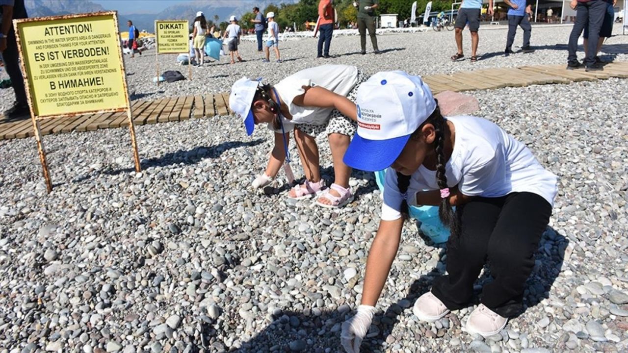 Antalya'da kıyı ve deniz dibi temizliği yapıldı