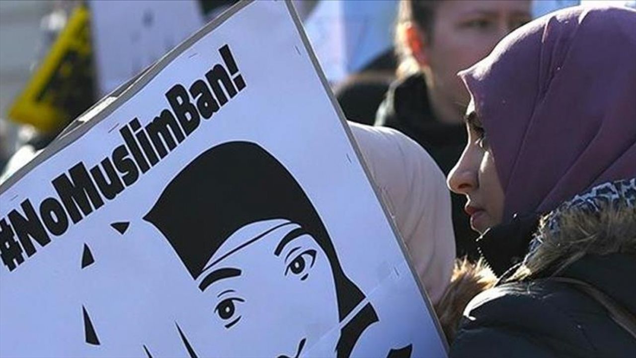 Fransa'da Müslümanlar abaya ve başörtüsü gibi yasaklarla asimile edilmek isteniyor