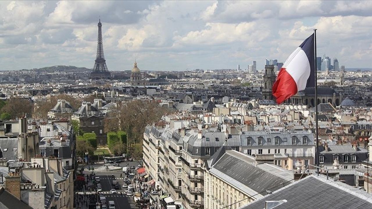 Fransa'da önü açık uzun elbise nedeniyle derslere alınmayan Müslüman öğrenci şikayetçi olacak