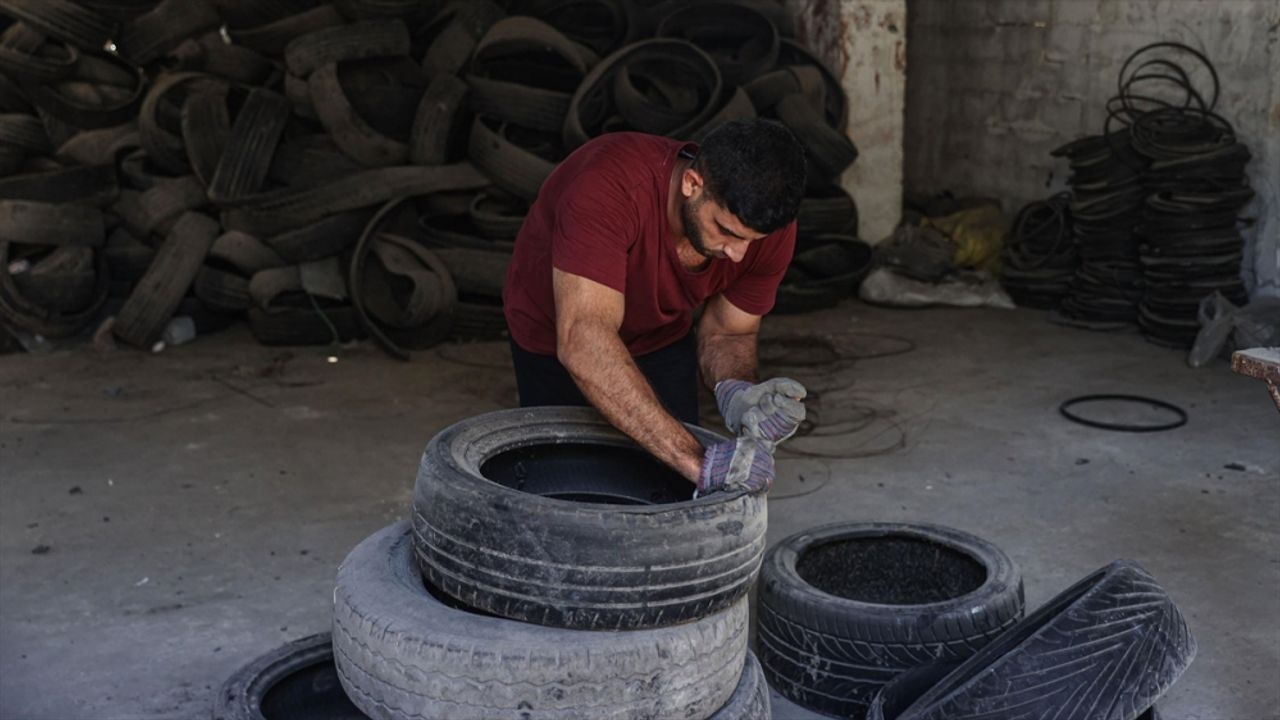 Gazzeli genç hayata geçirdiği "çevre dostu" projeyle eski lastikleri ekonomiye kazandırıyor