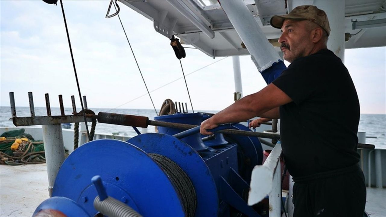 Karadenizli balıkçı, ağlara takılan atıkları geri dönüşüme kazandırıyor