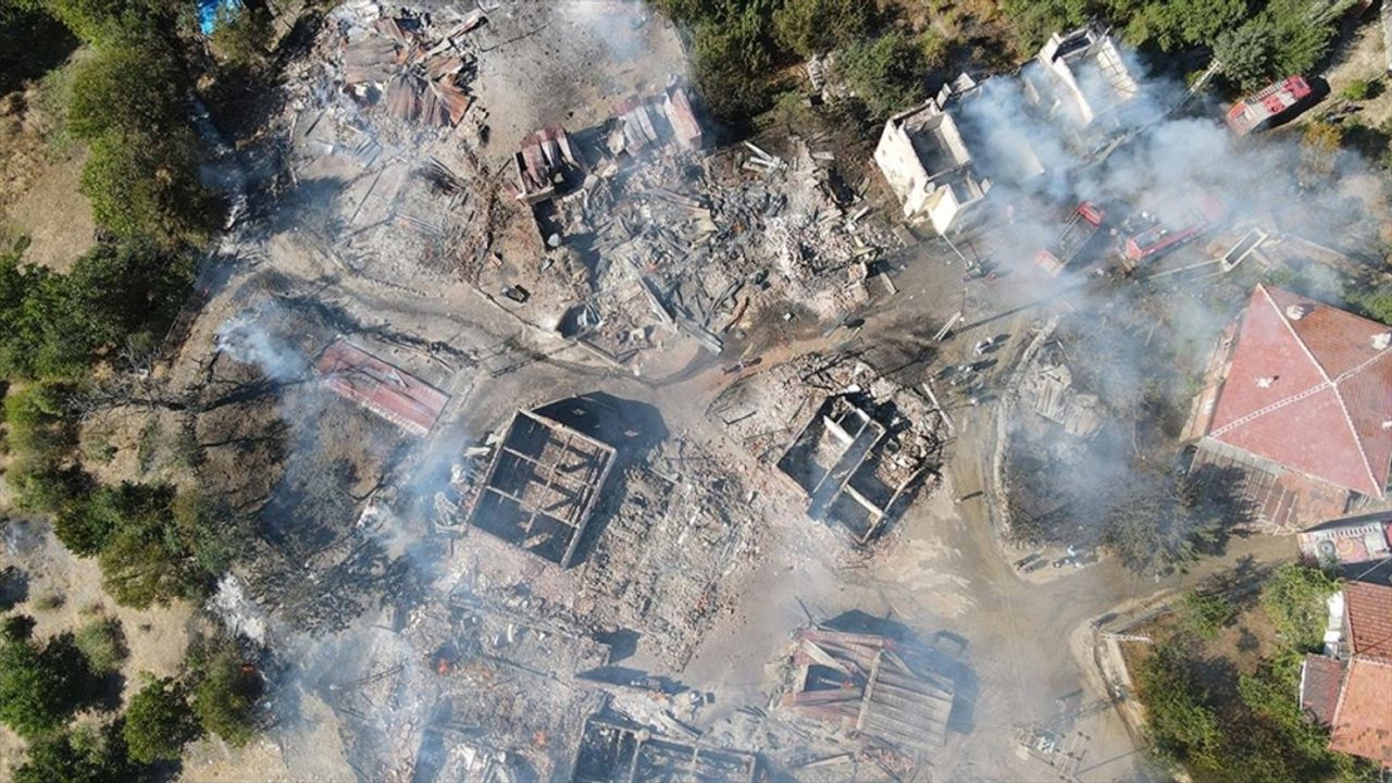 Kastamonu'da çıkan yangında 10 ev yandı