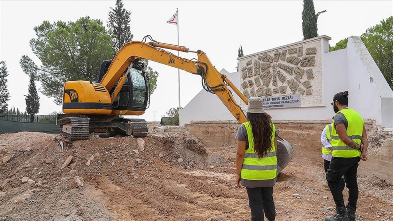 KKTC'de katliam kurbanı Türklerin ayrı kabirlere nakledilmesi için Atlılar toplu mezarı açılıyor