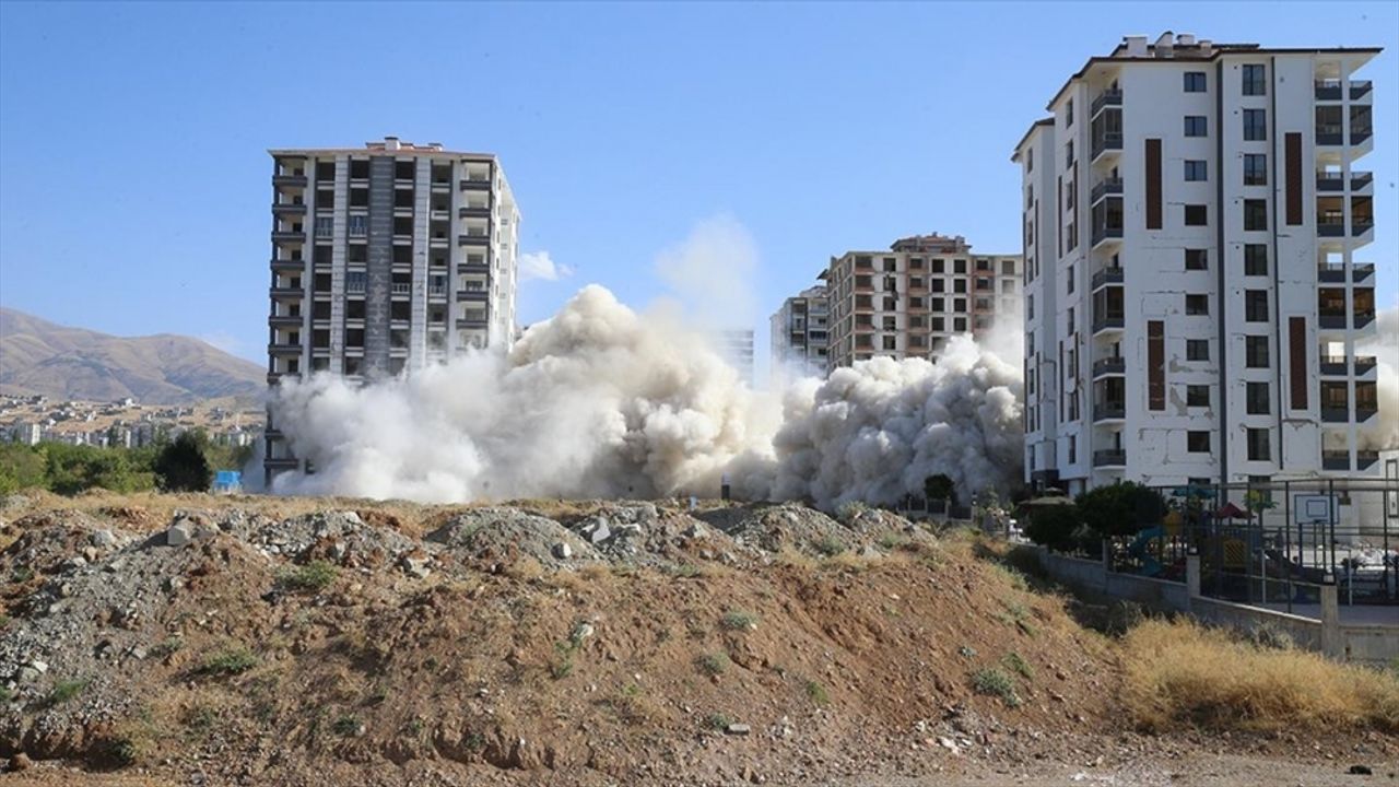 Malatya'da ağır hasarlı binaların patlayıcı yardımıyla yıkımı sürüyor