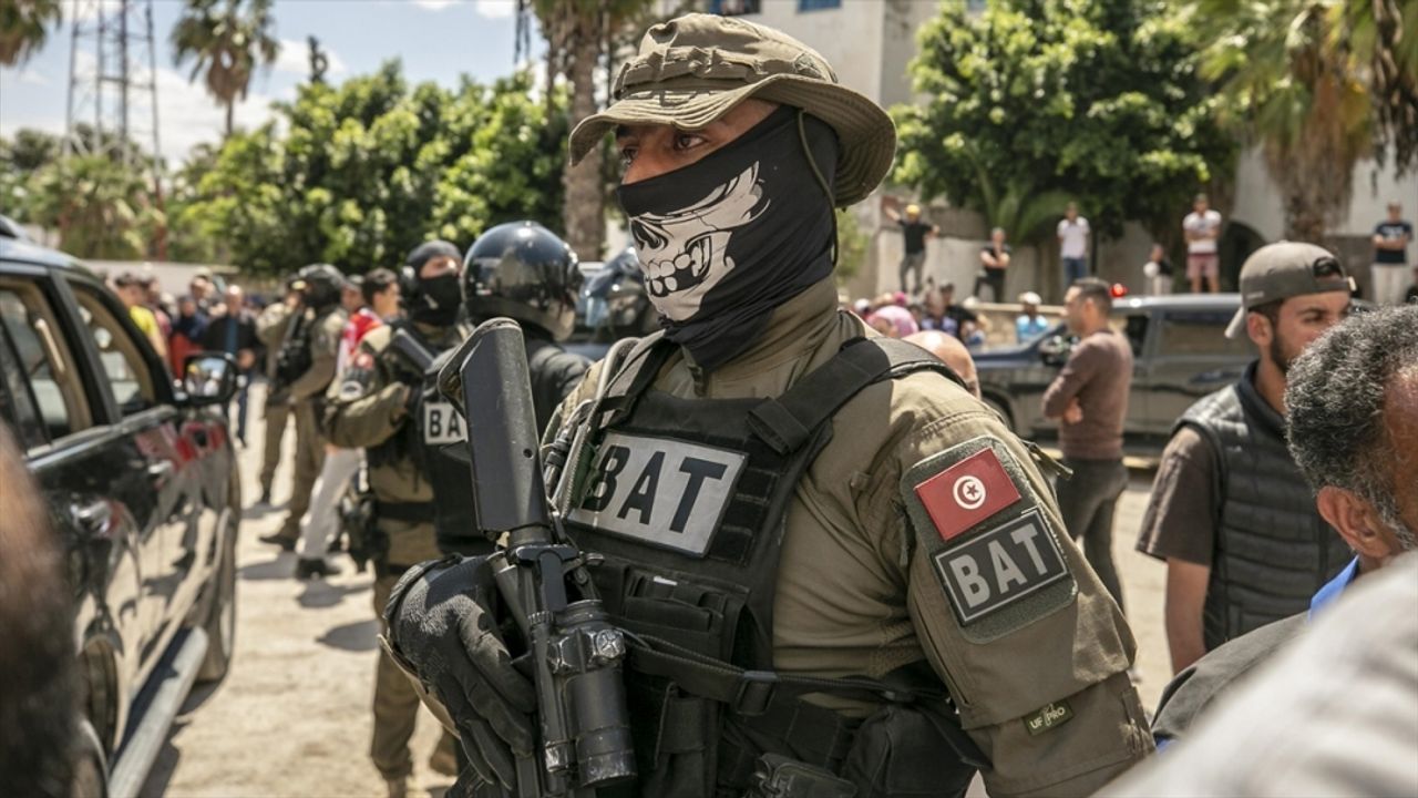 Tunus'ta yargı, eski Başbakan'ın da olduğu 12 kişi hakkında tutuklama kararı çıkardı