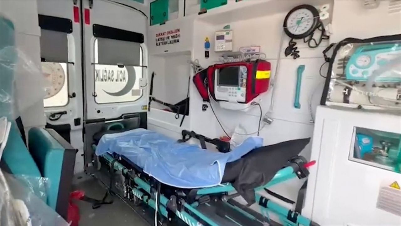 Türkiye'den gönderilen 2 tam donanımlı acil yardım ambulansı Libya'daki yetkililere teslim edildi