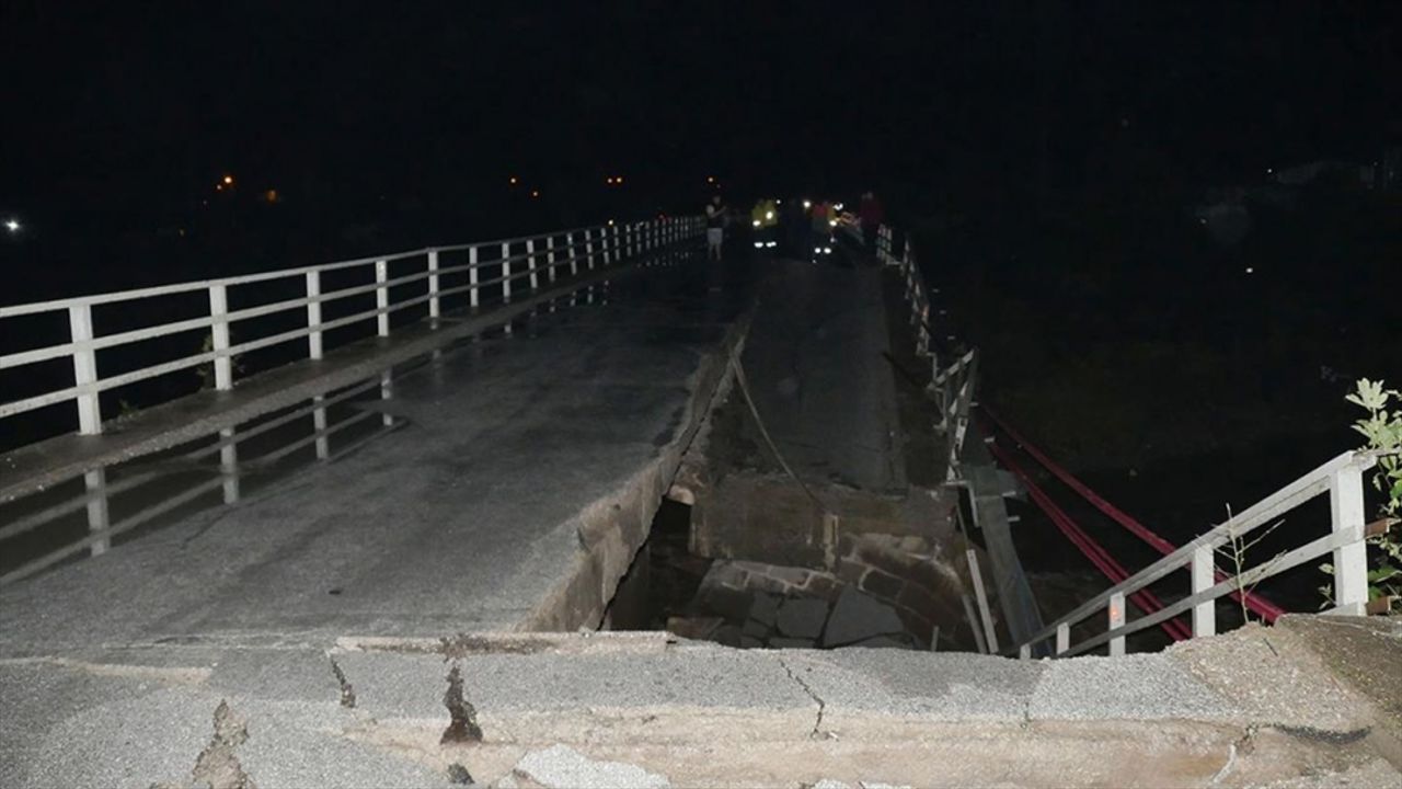 Balıkesir'de şiddetli yağış nedeniyle bir köprü kısmen çöktü