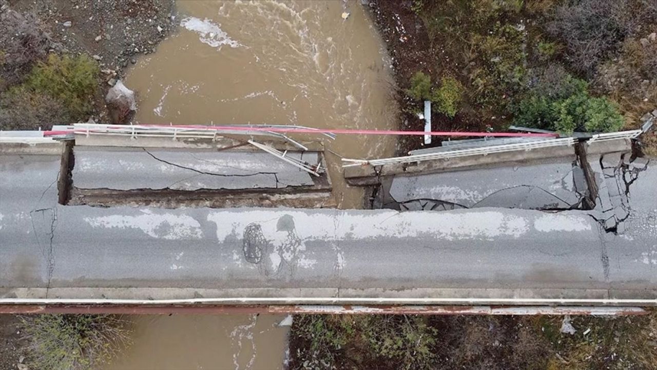 Balıkesir'de şiddetli yağış sonucu kısmen çöken köprüdeki hasar dronla görüntülendi