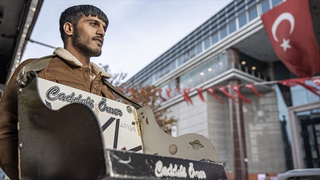 "Caddeli Ömer" boynuna astığı tezgahla Erzurum'u boydan boya gezerek ekmek parası kazanıyor
