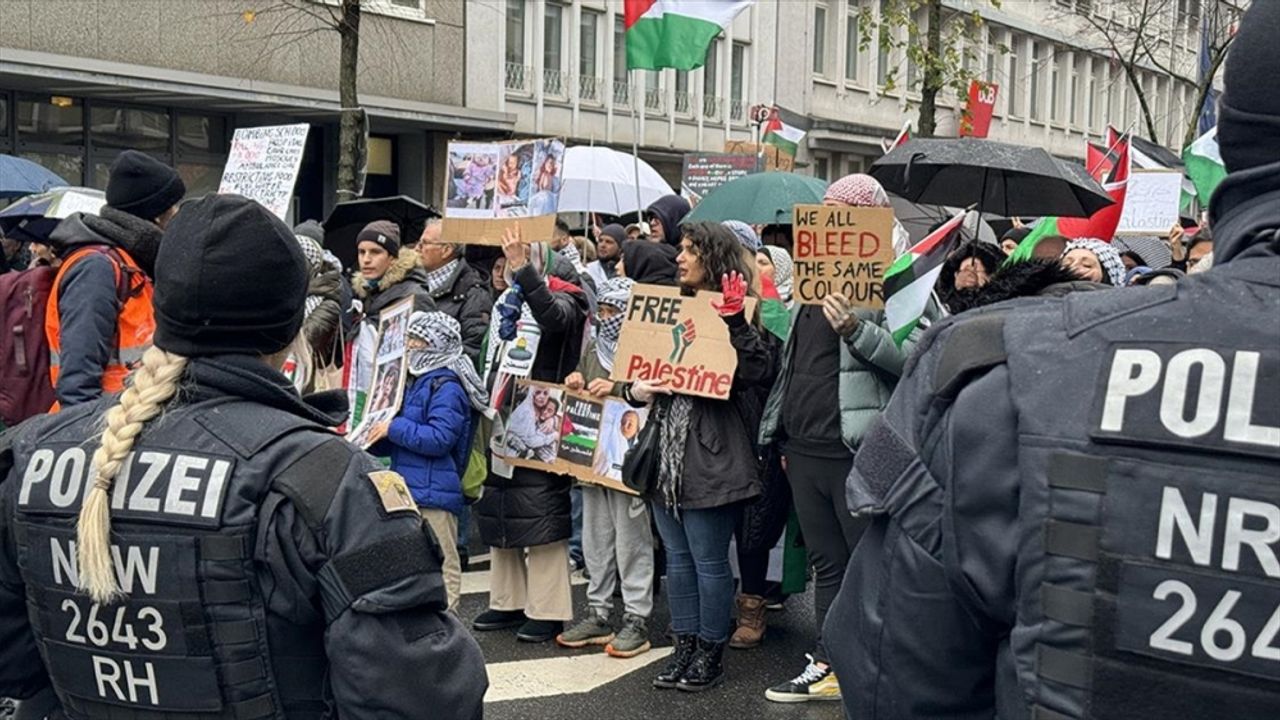 Düsseldorf'ta Filistin halkıyla dayanışma yürüyüşü düzenlendi