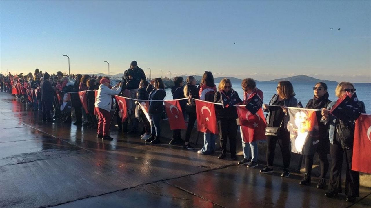 İstanbul'da "Ata'ya saygı zinciri" oluşturuldu