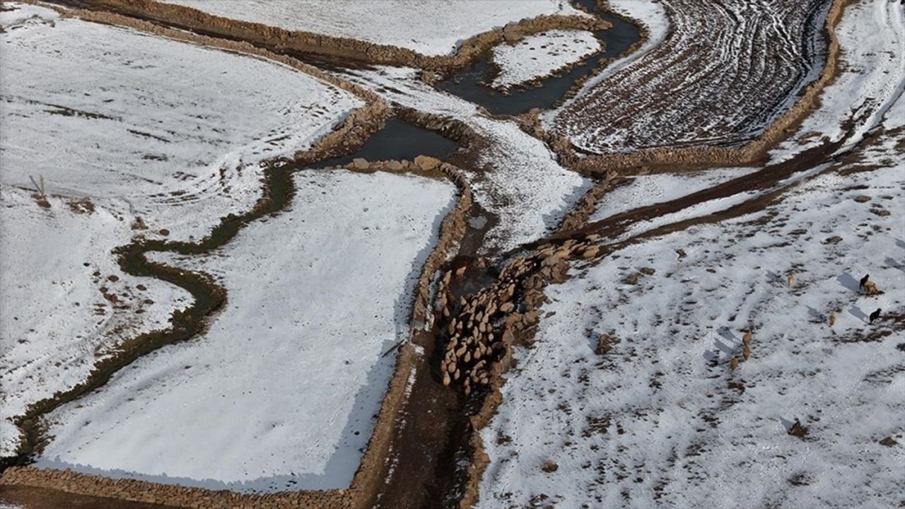 Kars'ta beyaza bürünen yerleşim yerleri dron ile görüntülendi