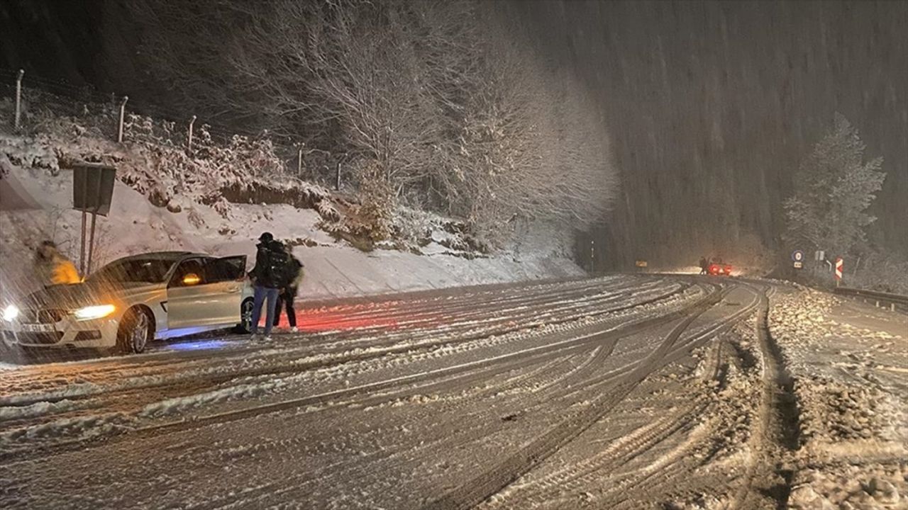 Kütahya'da kar yağışı ulaşımı olumsuz etkiledi
