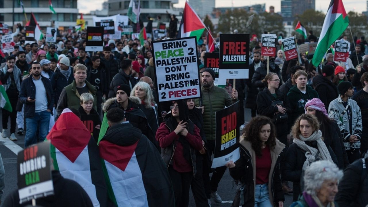 Londra'da Filistin yürüyüşü güzergahına ulaşmak isteyen 82 aşırı sağcı gözaltına alındı