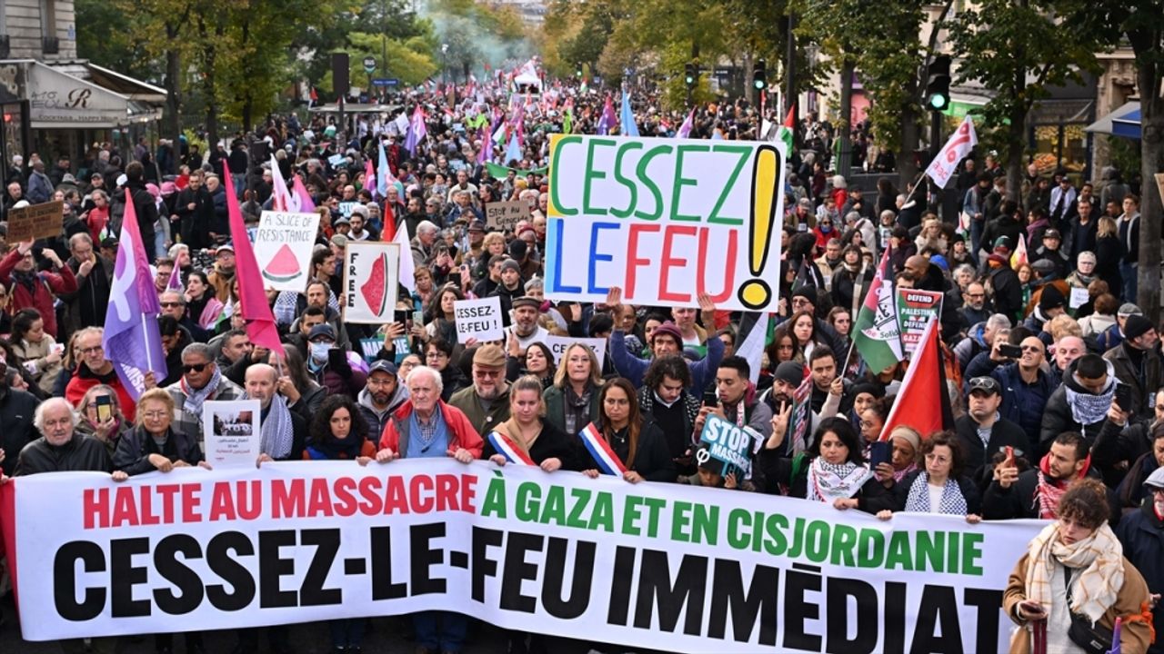 Paris'te binlerce kişi soğuk havaya rağmen Gazze'de derhal ateşkes sağlanması için yürüdü