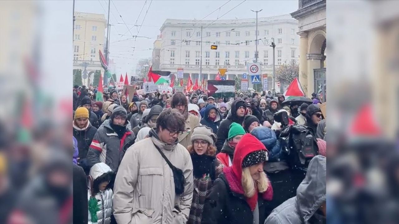 Polonya'da yüzlerce kişi Filistin'e destek yürüyüşü düzenledi
