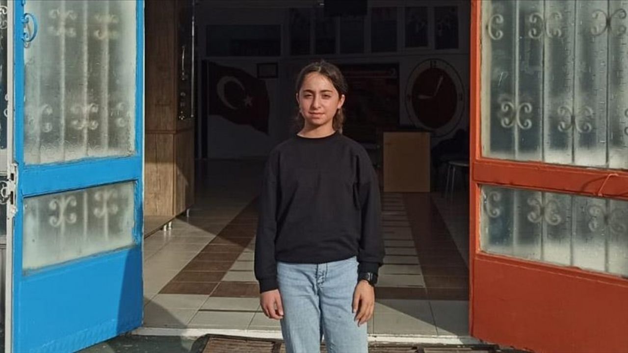 Tokat'ta ortaokul öğrencisi ilk bursunu Filistin'e bağışladı