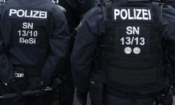 Almanya'da Müslüman aile sokakta ırkçı grubun saldırısına uğradı