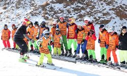 Erzurum'un kırsal mahallelerindeki çocuklar kayakla tanışıyor