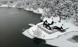 Gölcük Tabiat Parkı, ziyaretçilerini kar yağışı altında ağırlıyor
