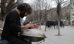 Türk genci, az bilinen enstrümanı handpan ile Kosova'da ilgi görüyor