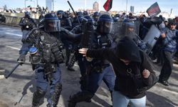 Fransız polisinin gösterileri çeken Arap kökenli kameramana müdahalesi tepkiye neden oldu