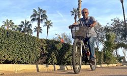 Mersin'de 82 yaşındaki muhtar, mahallesindeki eksikleri bisikletiyle dolaşarak belirliyor
