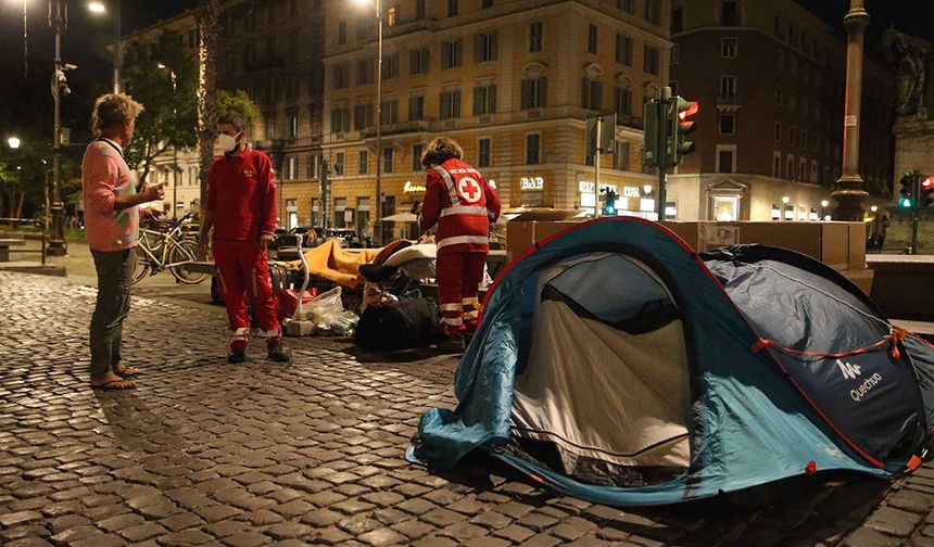 İtalya'da caddelerin ve meydanların 'görünmeyen' sahipleri: Evsizler