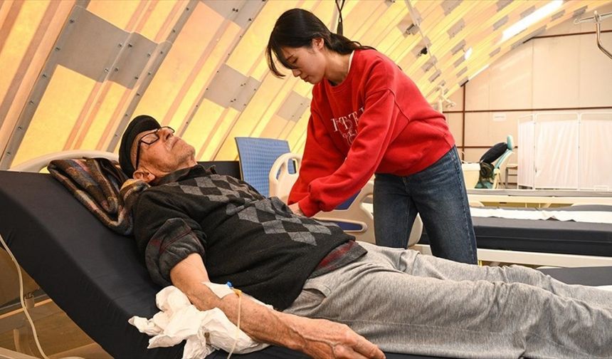 Güney Koreli sağlık ekibi İskenderun'da depremzedelerin ağrılarını azaltıyor